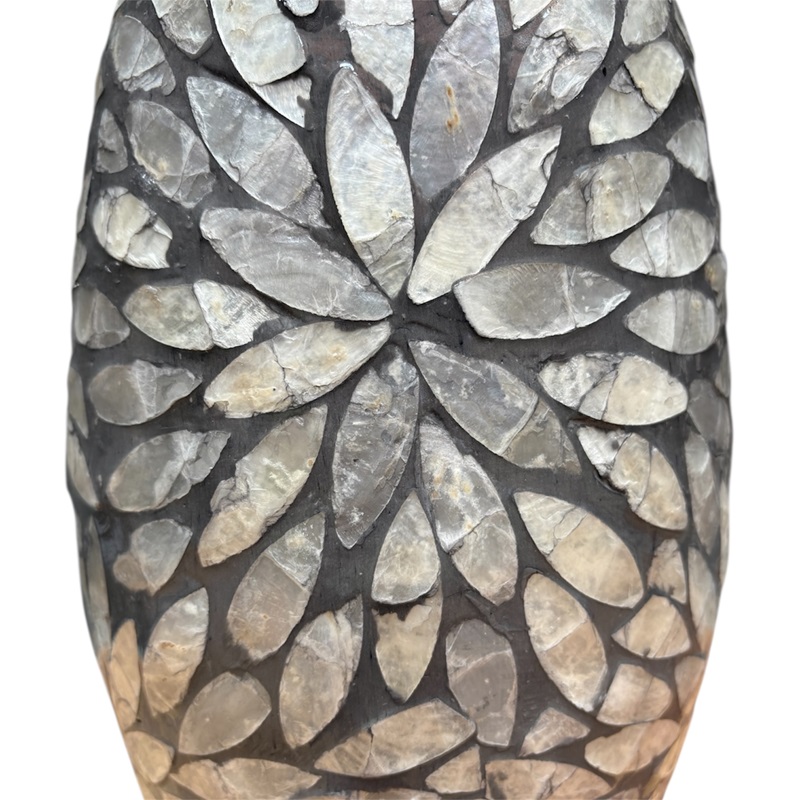 Vase en nacre gris